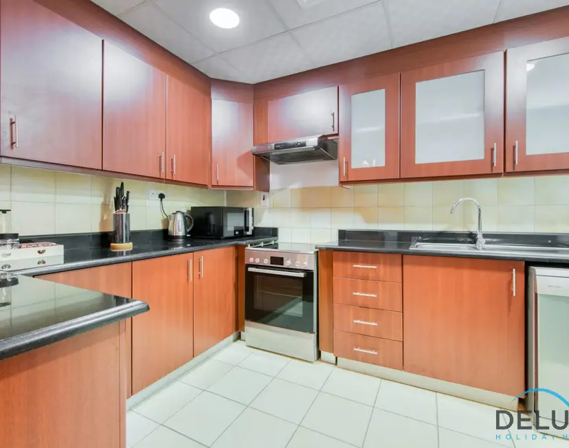 High-floor 1-Bedroom Unit Close to Beach w/ Sea Views — Sadaf — photo 23