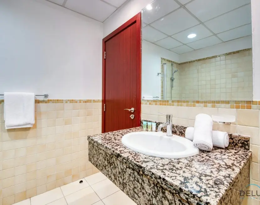Vogue 2-Bedroom — Shams — photo 32