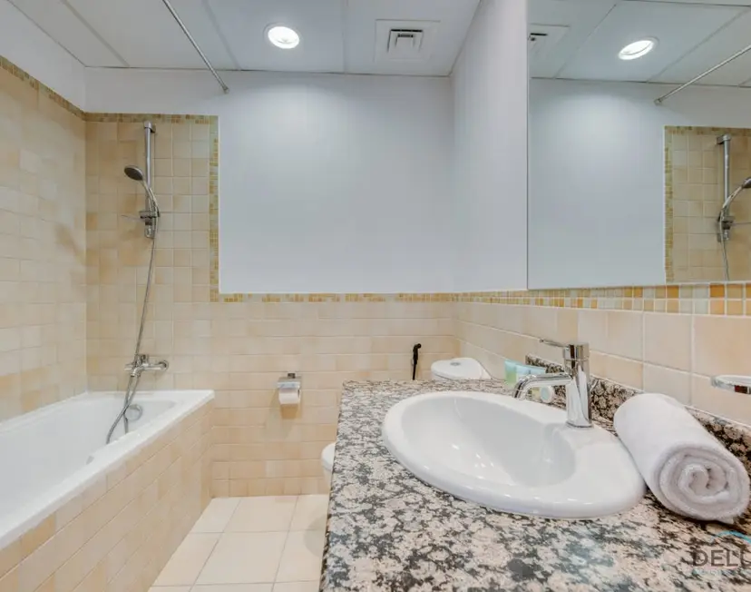 Vogue 2-Bedroom — Shams — photo 40