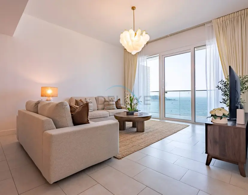 Beachfront Stay with Full Sea Views, Walking Distance to The Walk — La Vie — photo 3