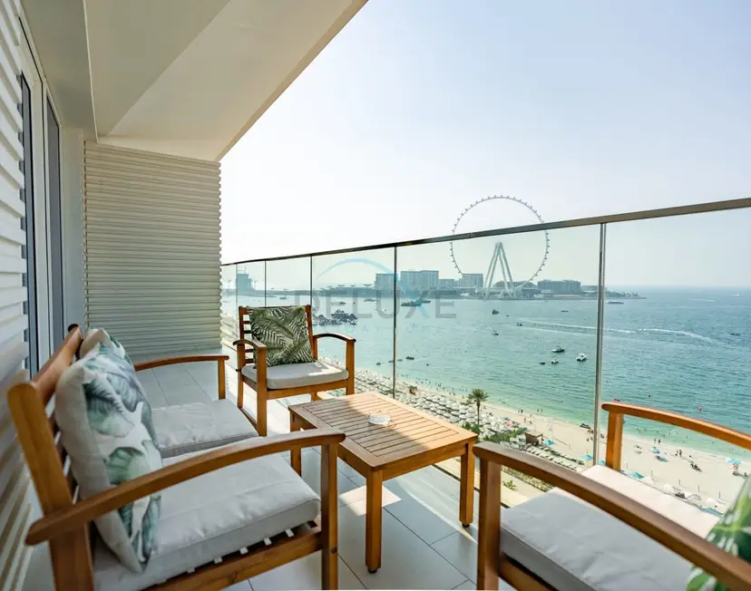 Beachfront Stay with Full Sea Views, Walking Distance to The Walk — La Vie — photo 2