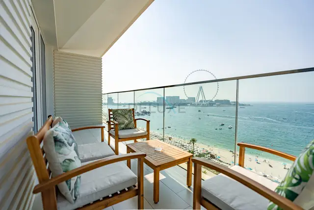Beachfront Stay with Full Sea Views, Walking Distance to The Walk — La Vie