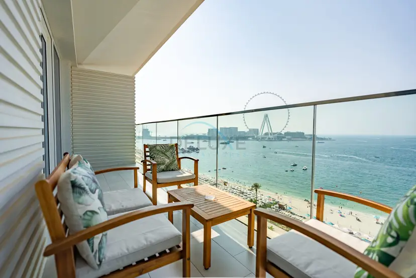 Beachfront Stay with Full Sea Views, Walking Distance to The Walk — La Vie — photo 1