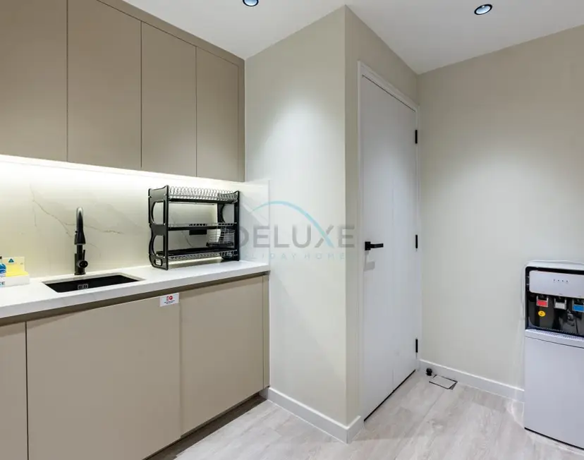 High-Floor 2-Bedroom, Just a Stone’s Throw from the Tram — Sadaf — photo 24